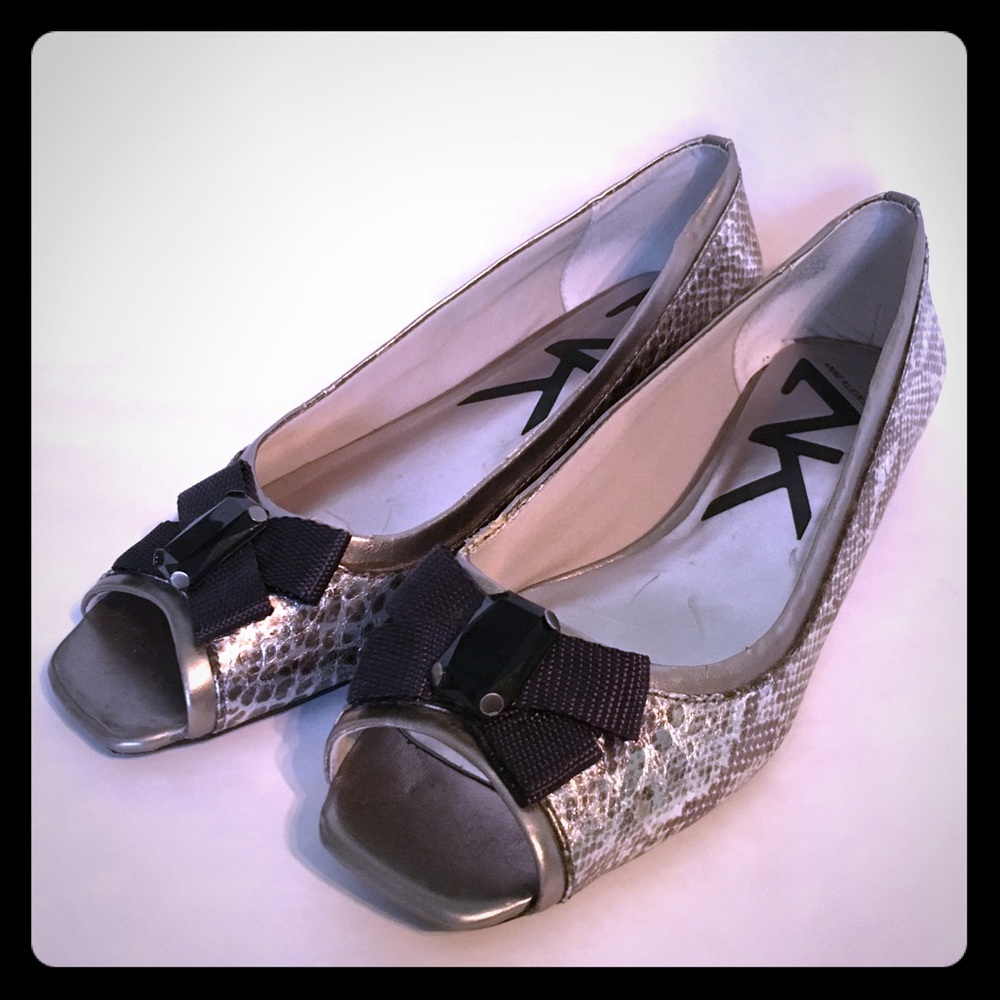 Silver peep-toe Anne KLEIN Sport flats